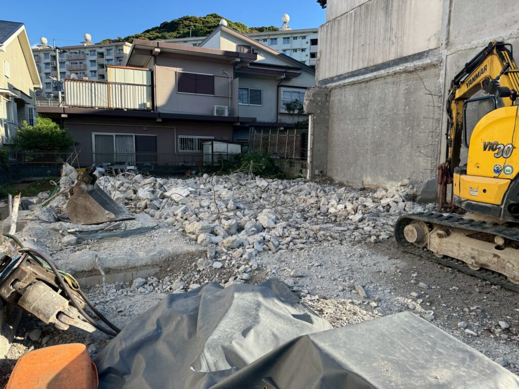 解体の基礎知識⑤ 坂道・高低差のある家はどうする?